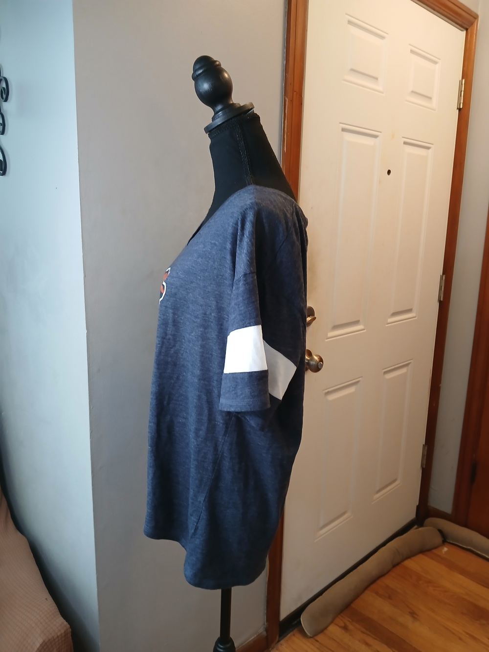 Fabletics Navy V-Neck Chicago Bears Logo Tee with Orange Bear Graphic Women's XL - Picture 5 of 7